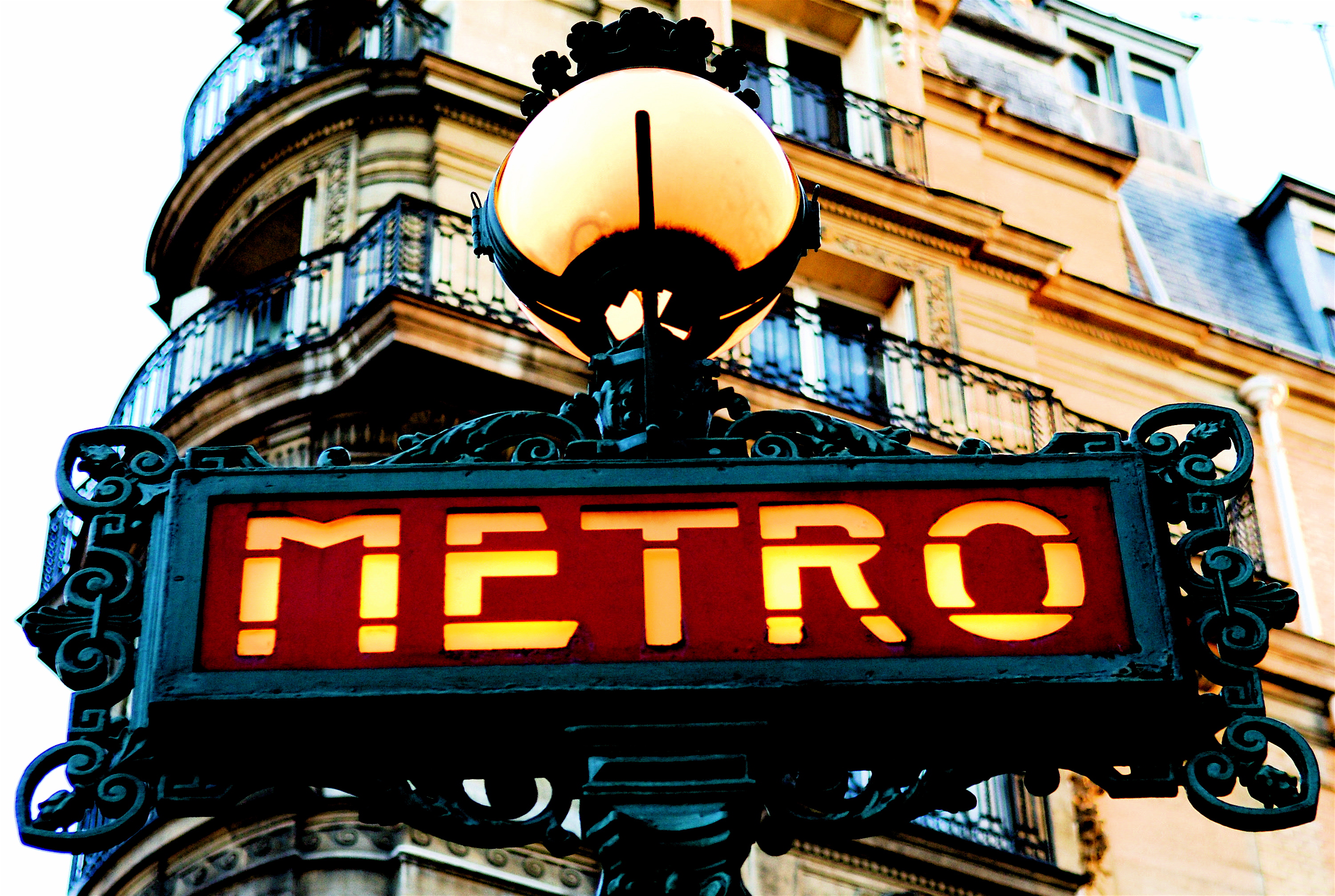 巴黎地铁站是历史教科书，每个站名都有它背后的故事
