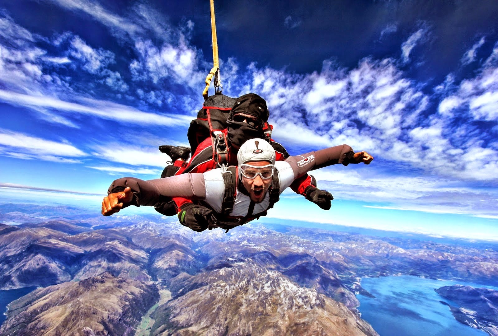 UK Parachuting 教练陪同跳伞，满足你向上天的愿望！
