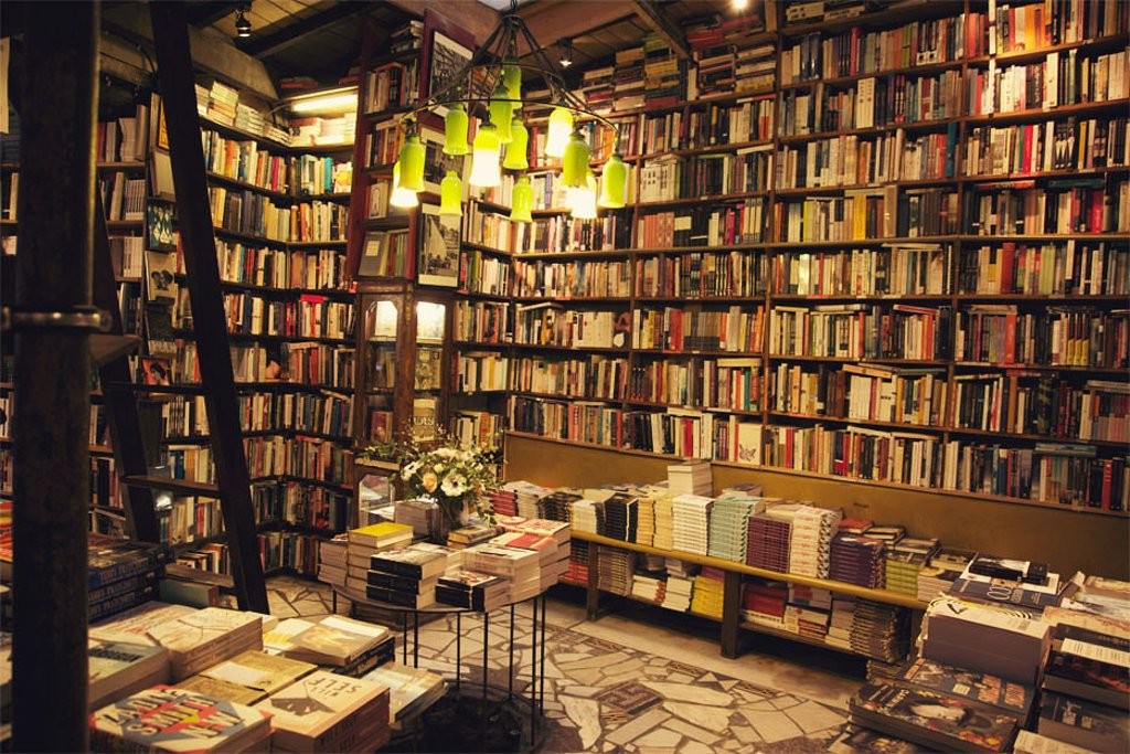 巴黎有一家书店，曾经住过3万人....巴黎再美，美不过一家书店。