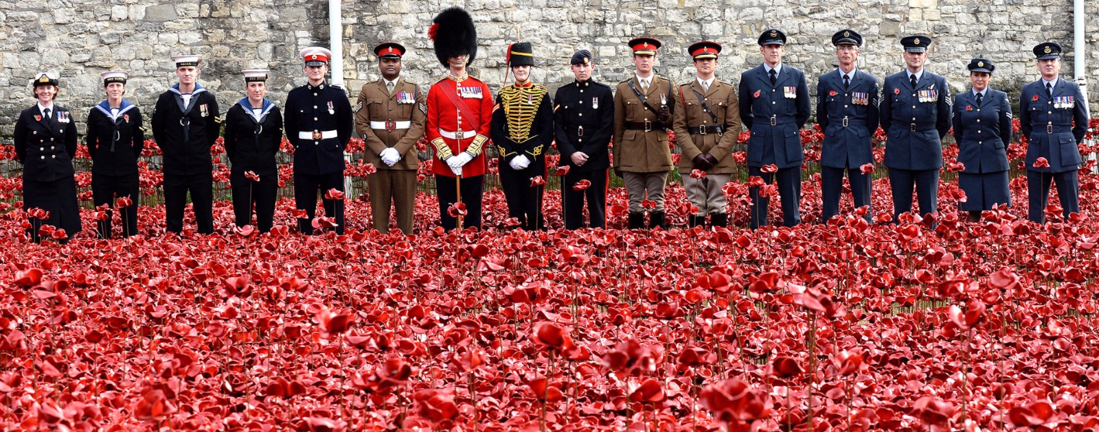 为什么禁止戴这朵小红花，英国人全都炸了？