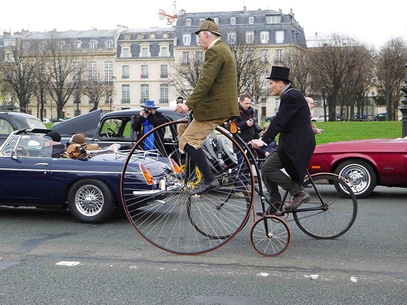 不是马戏团表演哦~你也可以开着老爷车横穿巴黎