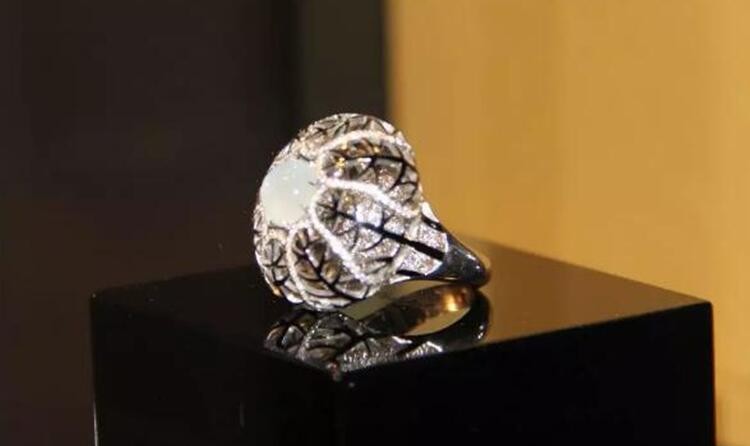 戴着25万宝石戒指是种怎样的体验？原来凯特王妃就是这感觉
