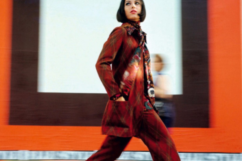 在街上悦动，PETER KNAPP和他1960-1970年代的时装照片展