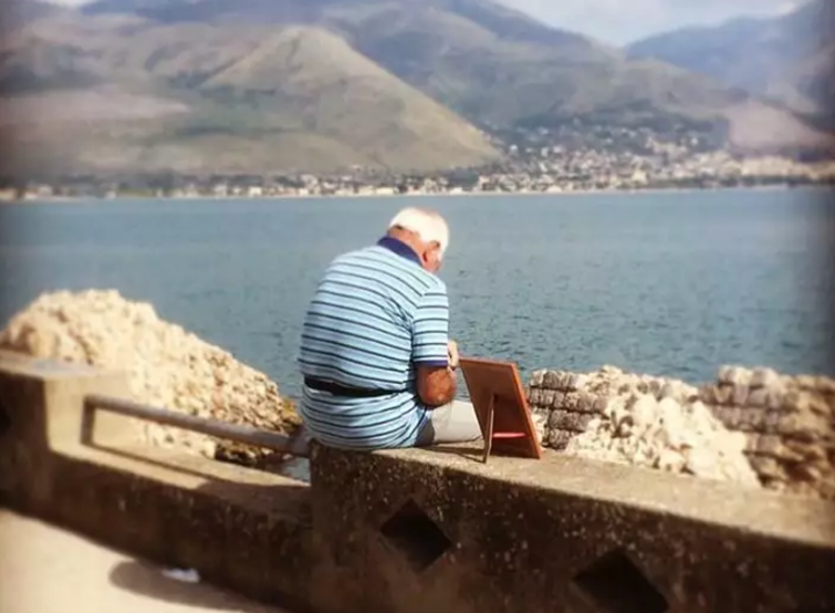 老人与“她”看海, 这张照片感动全意大利!