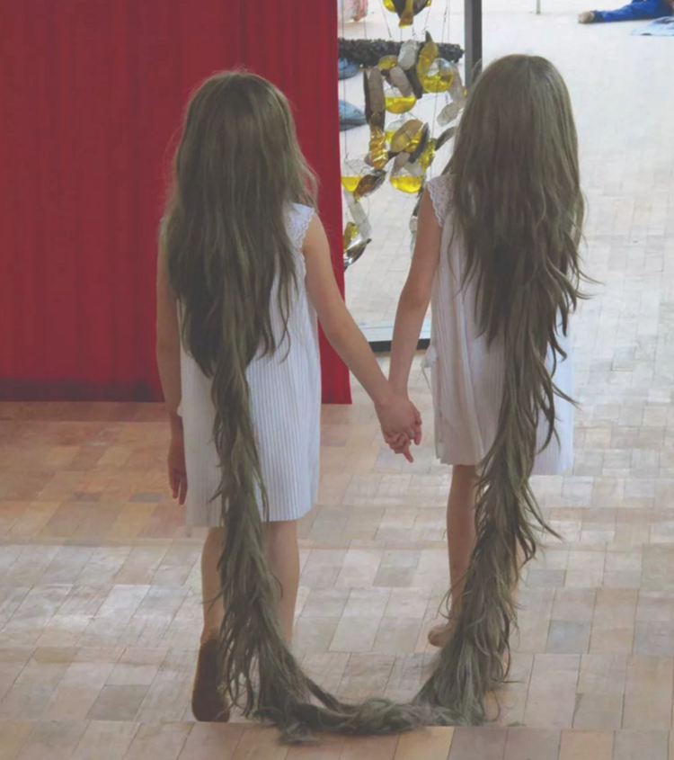 2个头发结在一起的小女孩，要带6颗骷髅头来伦敦