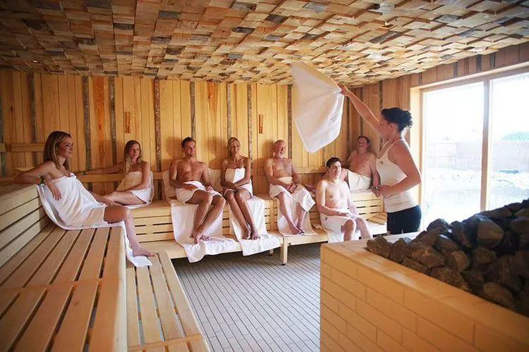 男女一起泡澡？看看那些在奥地利“裸泡”的日子