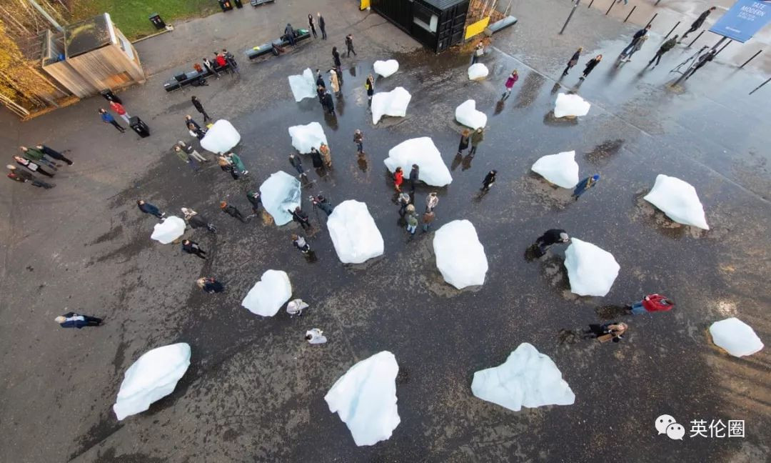 伦敦路边摆了24坨真人高格陵兰冰块，每个人都去舔一口