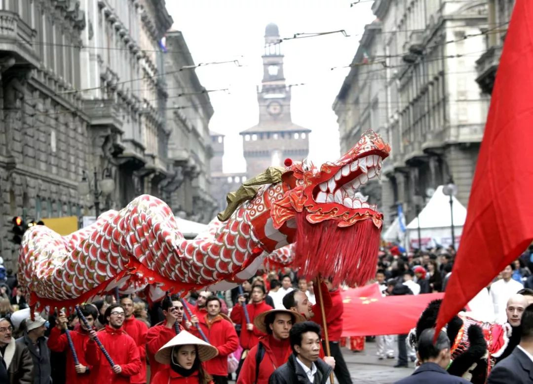 挂灯笼, 发红包, 唱国歌! 意大利各城市也准备好过春节了!