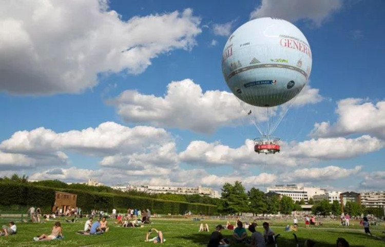 乘上热气球，将巴黎美景一网打尽！