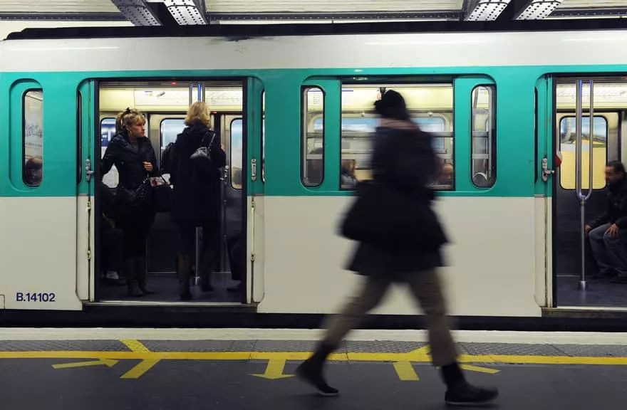 巴黎地铁偷窃激增，法媒曝光扒手套路！大巴黎掌门人竟还出了这个奇招！
