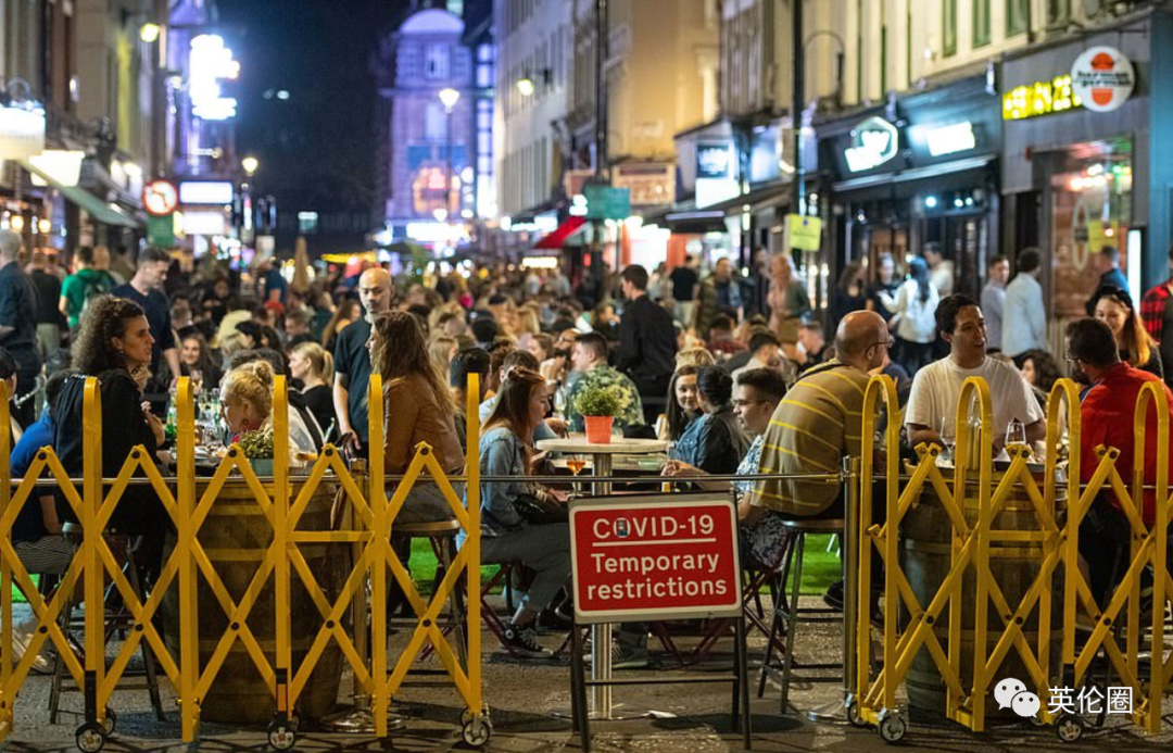 英国新增3330例！警察连夜制止酒吧狂欢，本周疫情最严重的大学城在哪儿？