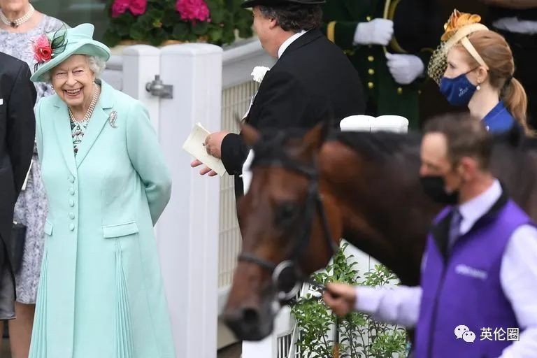 95岁的女王，冒雨也要拖家带口去赌一把，从头就开始赢！