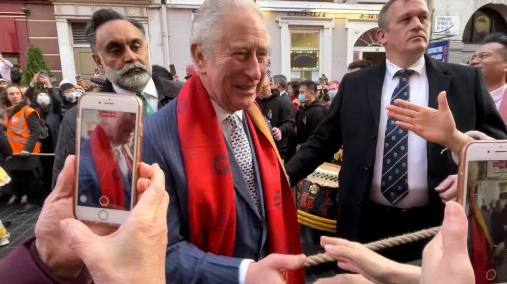 英国人在唐人街挤破头，就为了看查尔斯王子写春联？！