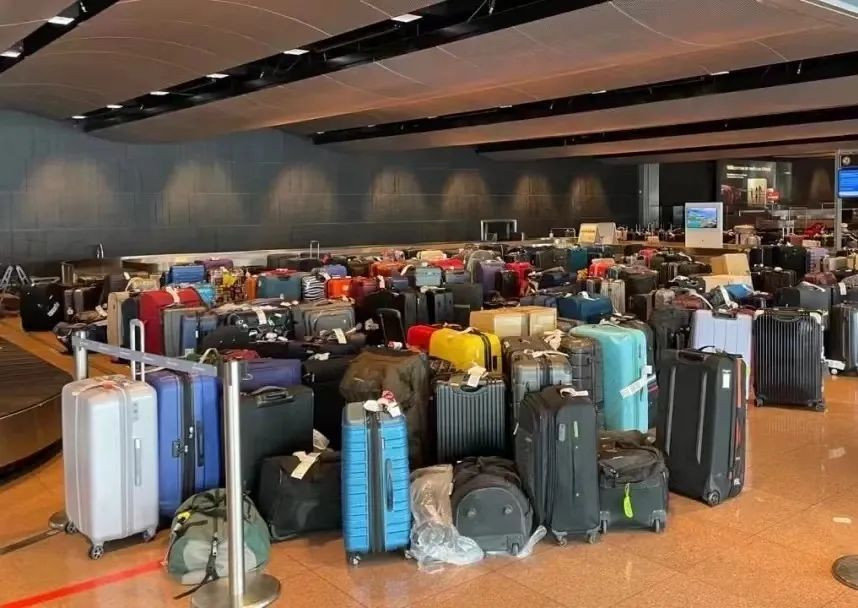 大排长龙、行李堆积、航班取消……欧洲多国机场已乱套！暑期还能愉快地出行吗？