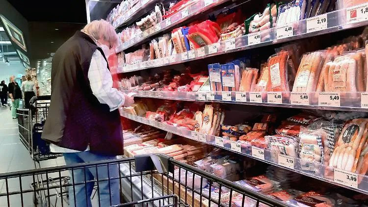 多家肉厂惊爆将“下脚料”肉浆填入多款产品，未在包装上注明！