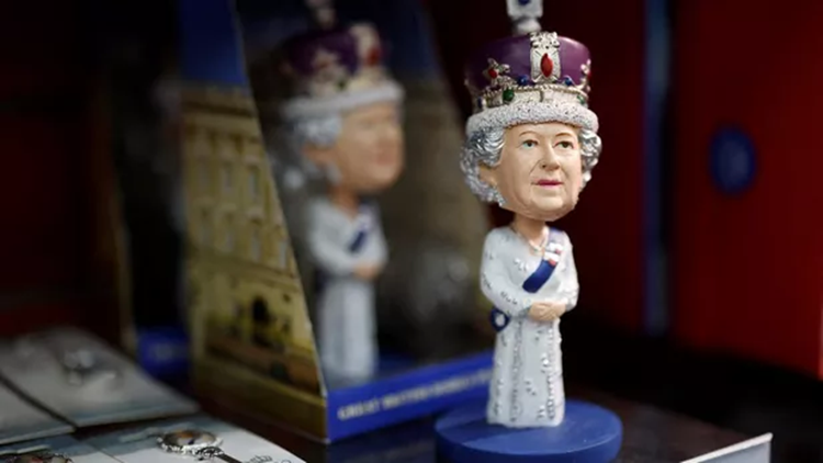 销量飞涨200倍！英女王刚去世，周边纪念品就“抢”疯了！ 