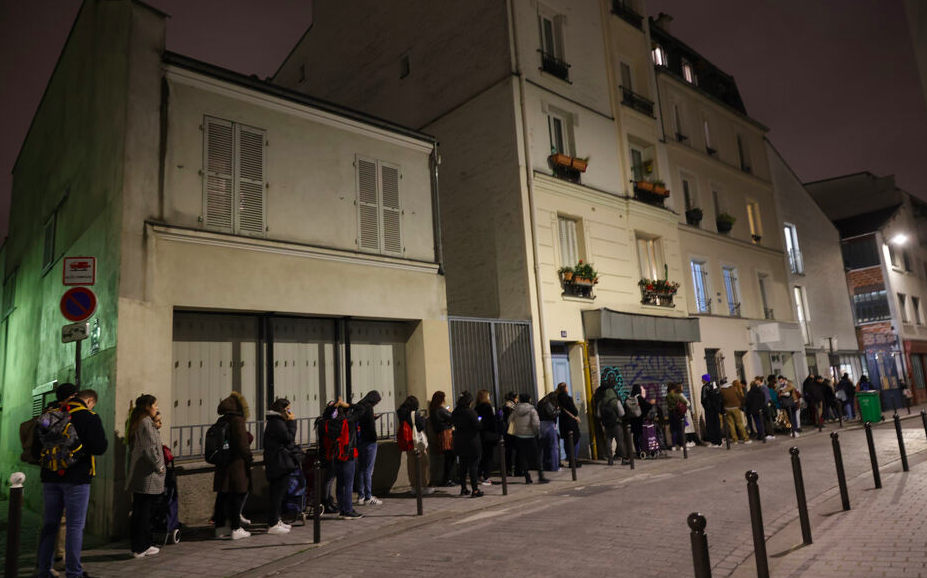 “情况越来越糟”：巴黎学生寒夜排队求粮，成千上万人在挨饿！ 