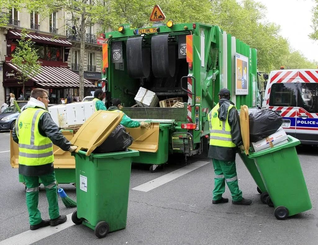 巴黎被5400吨垃圾淹没！反对延迟退休，法国环卫工人持续罢工，市民怎么看？