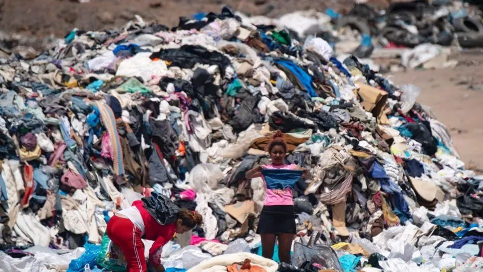 衣服穿7次就扔？法国发钱鼓励补衣修鞋！二手衣服卖到非洲，加纳成法国人的垃圾场