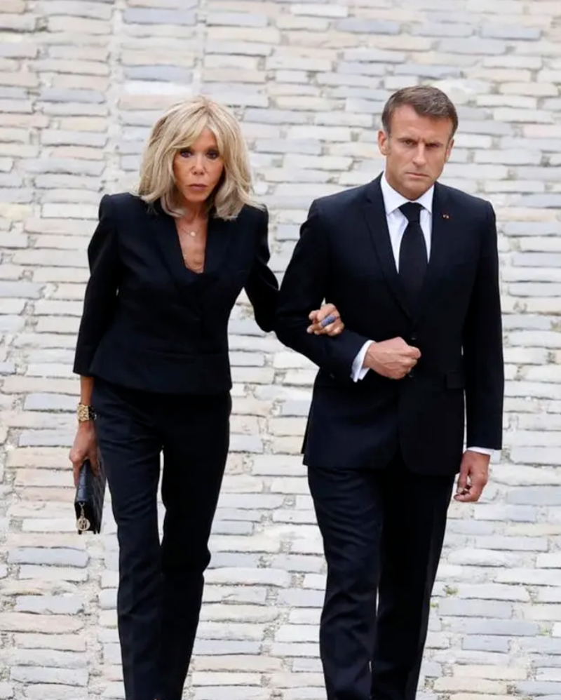 马克龙夫妇出席国葬，法国网友却在关注小丽姐手里的包包……“旧情人”LV失宠了吗？