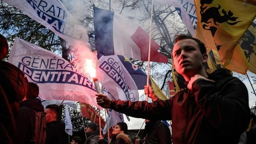“法国人请冷静”！16岁少年之死掀起骚乱：多地暴力示威、官员遭挑衅威胁…