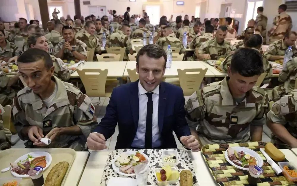 马克龙与士兵共进圣诞晚餐，“缺了一样菜肴很遗憾”！法国前总统们圣诞餐都吃啥？