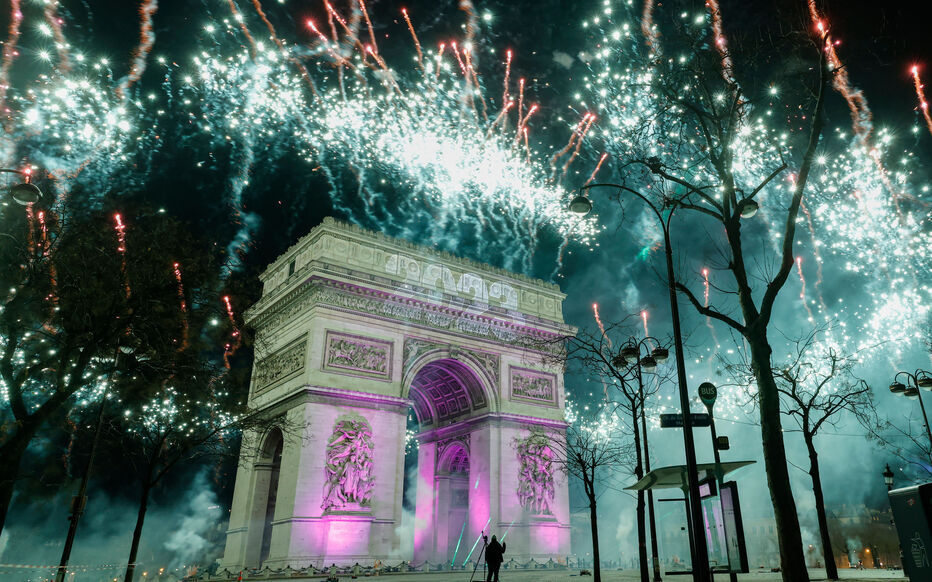 龙年灯会、奥运灯光秀、凯旋门烟花表演……2024巴黎跨年怎么玩？