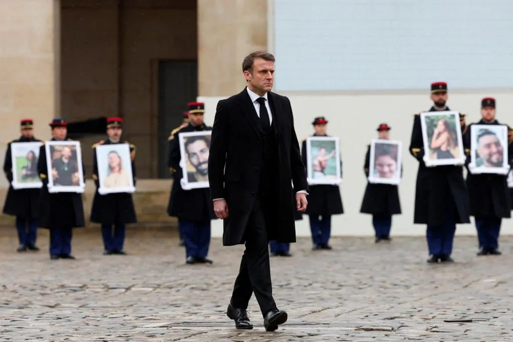 马克龙出席全国性仪式，悼念10.7逝者，“不屈法国”又惹新争议！