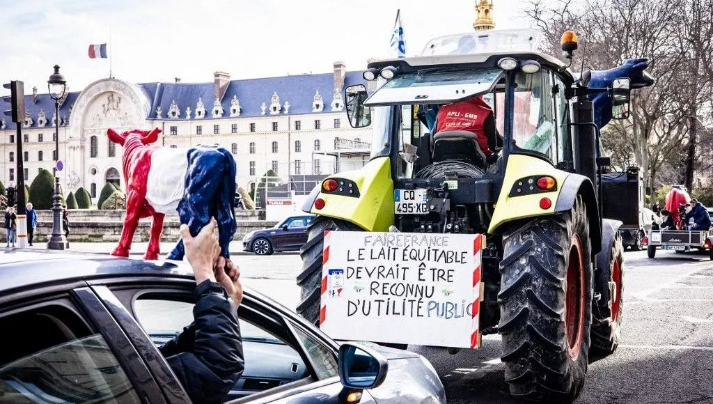 法国农民卷土重来、农业展门口坐等马克龙，政府重申: 农业是法国“根本利益”