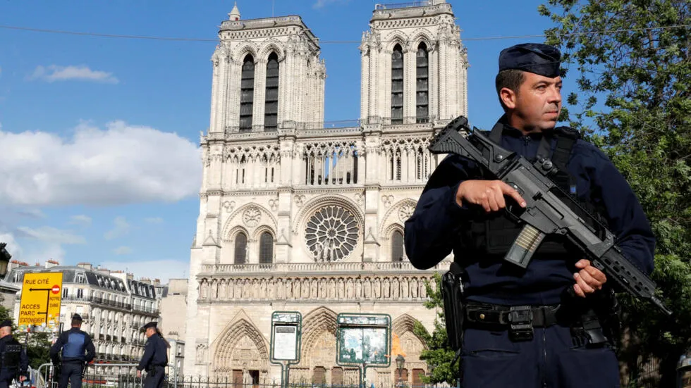 法国挫败针对巴黎圣母院的破坏行动！恐袭威胁死灰复燃？“天幕”部队为奥运会保驾护航